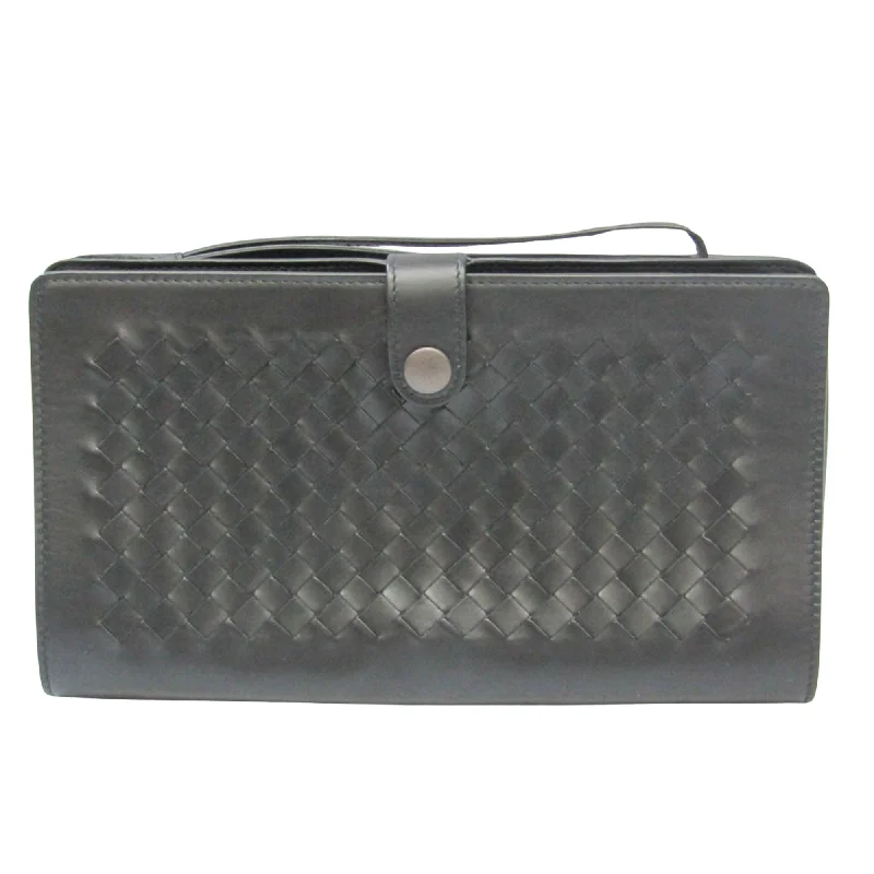 Senior Travelers Sophisticated Leather Clutch Bag with Woven Design